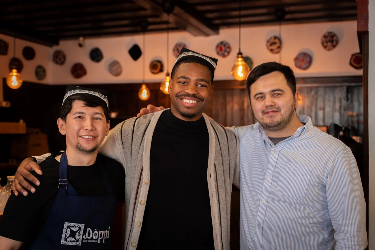 Das Team von Döppi mit Njanké im Restaurant